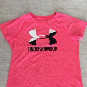Girls L t’shirt under armor Athletic material.
